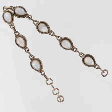 Armband med troligen månsten längd 18-20cm bredd 10mm saknar lås Silver 830/1000.  Vikt: 11,7 g