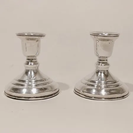 Två ljusstakar höjd ca 8cm, silver 950/1000, bucklig, fyllda bruttovikt 385,5g