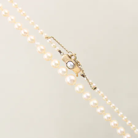 Pärlcollier doserad med 90 odlade saltvattenpärlor Ø2,7-6,5mm längd ca 49,5cm säkerhetskedja, bör träs om, lås med odlad pärla 18K Vikt: 11,1 g