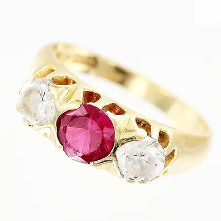 Ring med röd och vita stenar stl:16, bredd 2-5,5mm, 18K Vikt: 4,2 g