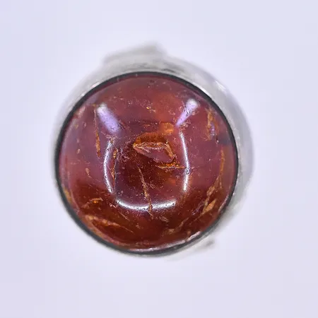 Ring med bärnsten stl:19, bredd 5-19 mm silver 830/1000. Vikt: 8,6 g