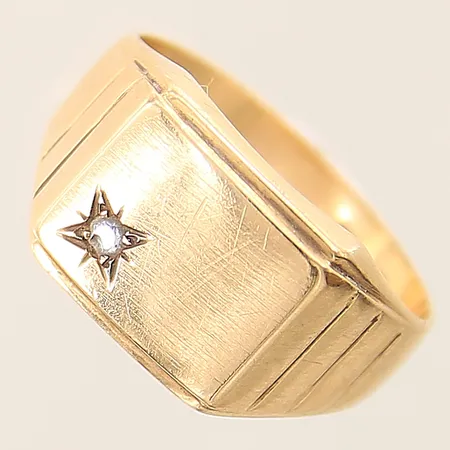 Klackring med vit sten stl:19 bredd 3,9mm repig 18K  Vikt: 4,1 g