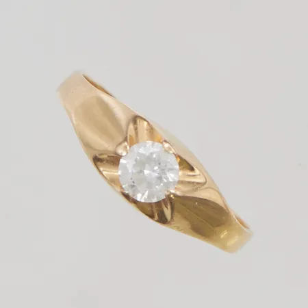 Ring stl:19 bredd 6mm vit sten 18K 2,2g.