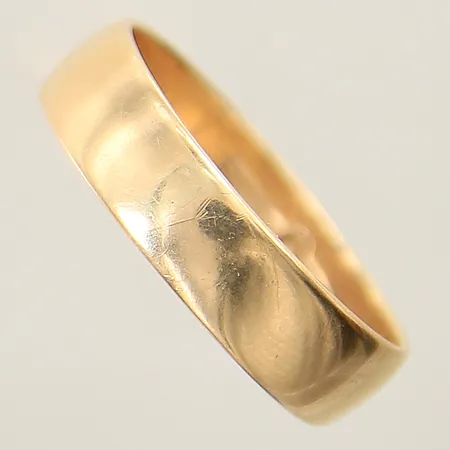 Ring slät stl:19½ bredd 5,6mm gravyr repig 18K Vikt: 5,1 g
