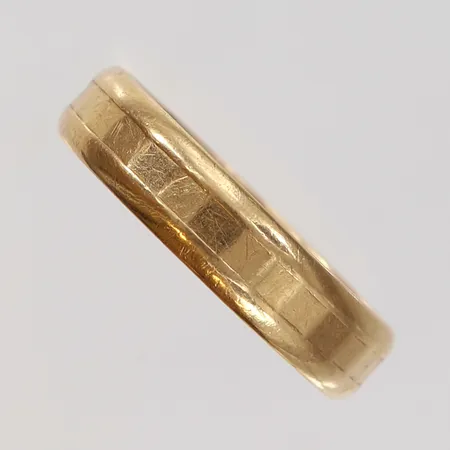 Ring stl 21 bredd ca 5,5mm, gravyr, repig, skev, 18K Vikt: 5,2 g