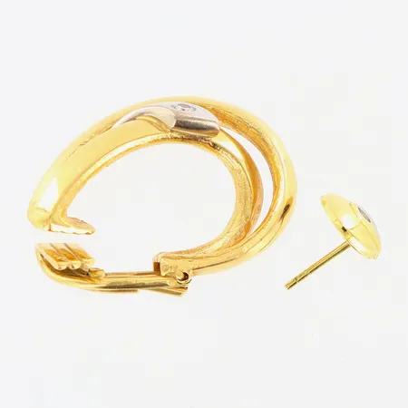 2 enstaka örhänge diamant ca 0,04ct, vit/gulguld, 1 stopp saknas, 18K. Vikt: 7,5 g