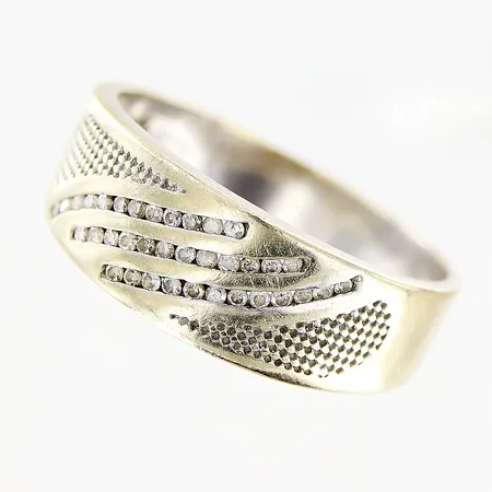 Ring vitguld med diamanter, ca 36 x ca 0,005ct stl:19½, bredd 4-7,5mm, behov av rodiering, 18K  Vikt: 4,8 g
