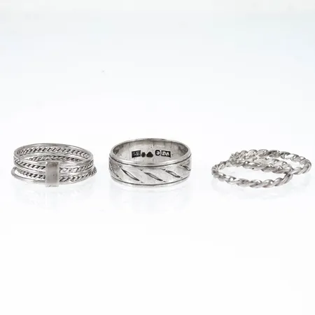 4 ringar i stl:16¼ bredd 1,9-6mm breda, silver 5,9g. 