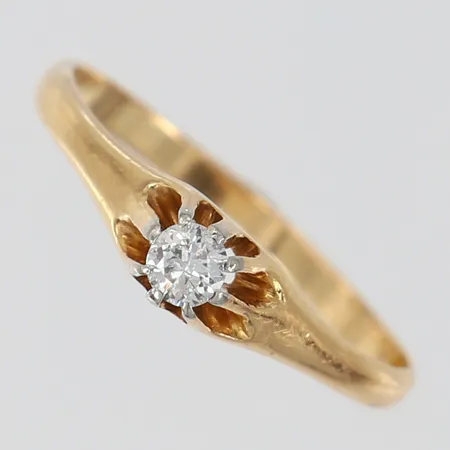 Ring med diamant 1 x 0,10ct stl:17 bredd 1,8-4mm skev 18K.  Vikt: 1,8 g