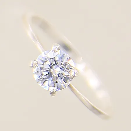 Ring med vit sten stl:18¼ bredd 1,9-6mm silver 925/1000 Vikt: 1,6 g