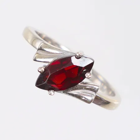 Ring i vitguld med markisslipad röd sten stl:16¾ bredd 1,5-8mm 14K Vikt: 3,3 g