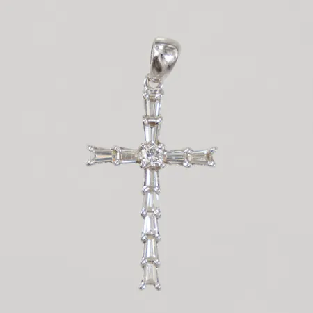 Hänge kors med diamanter 1x0,08ct, baguetteslipade 11xca 0,05ct, 15x30mm, vitguld, 18K Vikt: 1,4 g