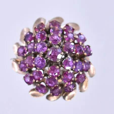 Ring med rosa stenar stl:17½, bredd 3-20 mm kläm skador 14K. Vikt: 5,3 g
