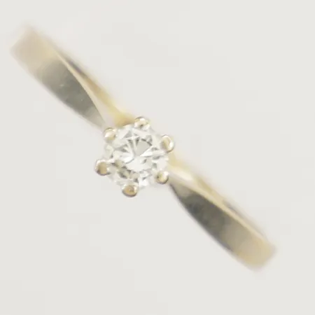 Ring med diamant 0,22ct enligt gravyr stl:19½, vitguld, behov av omrodiering, 18K Vikt: 2,5 g