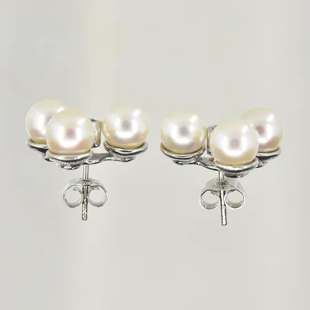 Ett par örhängen med diamanter 2x0,03ct och 6 odlade pärlor Ø7 mm design Efva Attling, stl 12x17 mm, avtagbara delar, vitguld, 18K. Vikt: 6,9 g