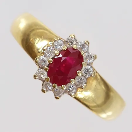 Carmoséring med troligen rubin samt diamanter ca 12x 0,01-0,02ct totalt 0,20ctv enligt gravyr, Guldfynd, stl 18, bredd ca 2-10mm, 18K Vikt: 4,1 g