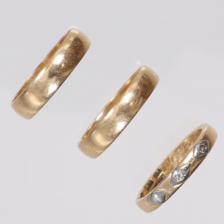 3st Ringar med diamanter 10xca0,01ct gravyr 18K Vikt: 9,8 g