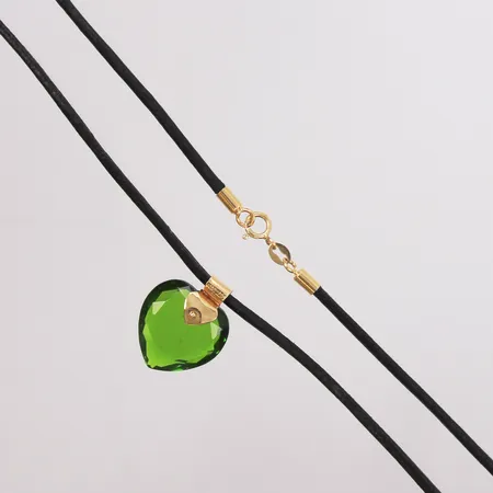 Collier med grön sten i glas längd ca 20mm, bredd a 15mm, på läderband längd ca 40,5cm, bredd ca 1mm,  med fattning i 18K samt lås 18K Vikt: 4,7 g