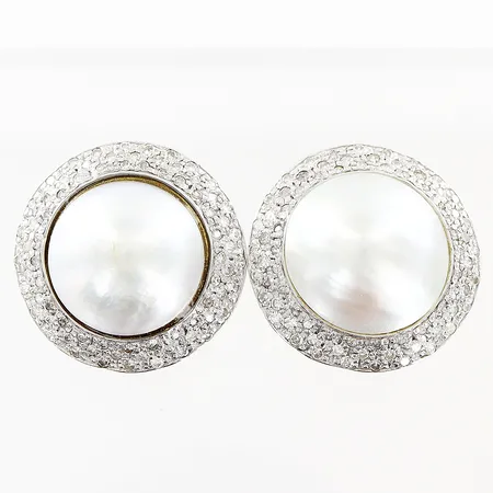 Örhängen odlade mabépärlor och diamanter, totalt ca 150st x ca 0,005-0,01ct 8/8-slipade, längd Ø25mm, vitguld, synlig limkant på ett örhänge, 14K  Vikt: 15,1 g