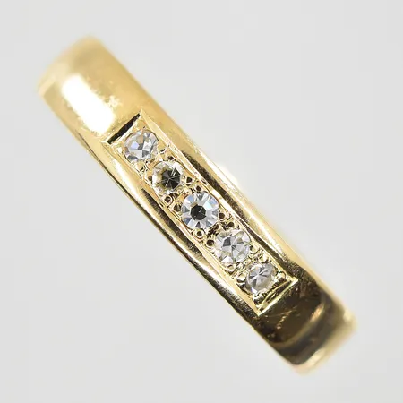 Ring med diamanter 0,05ctv stl 16¼, bredd 4 mm, gravyr, 18K. Vikt: 4,2 g