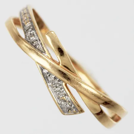 Ring med diamanter ca 3x0,005ct 8/8-slipning, stl: 19, bredd ca 1-5mm, GHA 18K Vikt: 1,8 g