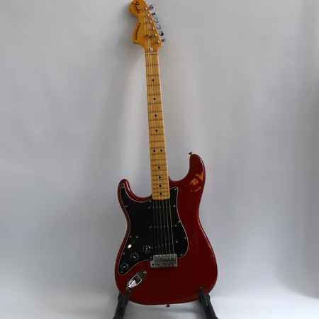 1 elgitarr, Fender Stratocaster, vänsterhänt, 1978-1980 USA, serienr S869531, original CTS potar, utbytta pickups, lackskador, svajarm saknas, defekt hardcase 