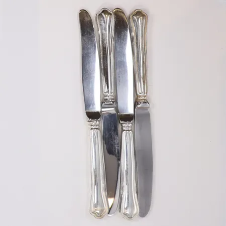 4 Knivar, längd 20,5cm, bredd 17mm, modell Chippendale, blad i rostfritt stål, handtag i 830/1000 silver, bruttovikt Vikt: 300,5 g