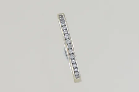 Ring med 16 diamanter 0,15ct stl:17 bredd 2 mm 18K Vikt: 2,2 g
