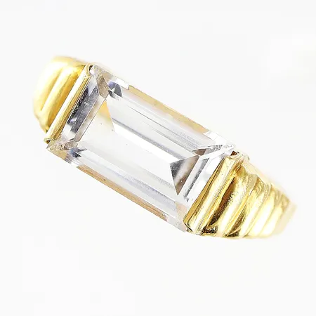 Ring stl:16 bredd 2-6mm, Bergkristall ca 10x6mm, LN, Malmö, årsstämpel otydlig, 18K Vikt: 2,8 g