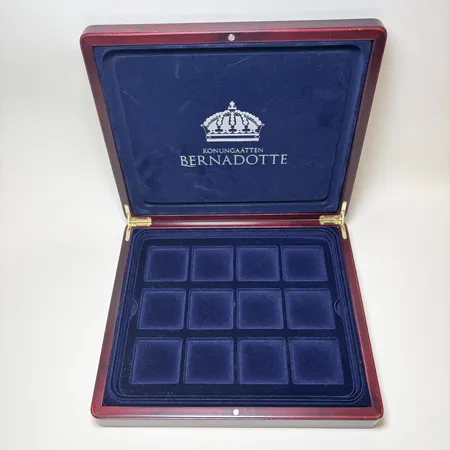 Myntschatull Konungaäten Bernadotte i trä mått ca 28,5x24,5cm, 2 rader, plats för 24st mynt. Skickas med paket.