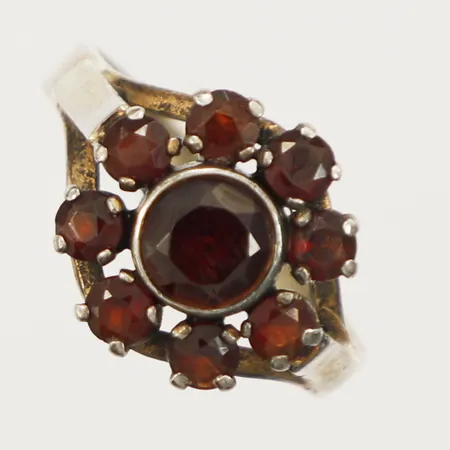 Ring med granater stl:17 bredd 2,7-12,5mm skev skena 925/1000 Silver Vikt: 2,4 g