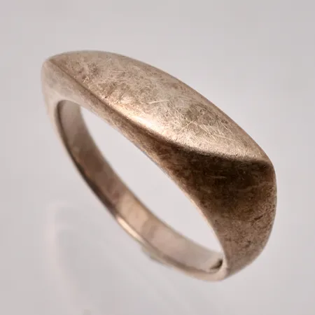 Ring stl:18½, bredd 3-6mm, silver 925/1000, 4,39g.