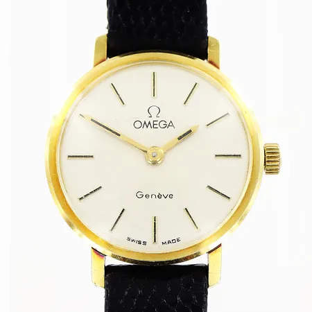Damur Omega 18K, manuell, Ø24mm, läderband ej original 20cm, sprickor i glas, gravyr, inga tillbehör.