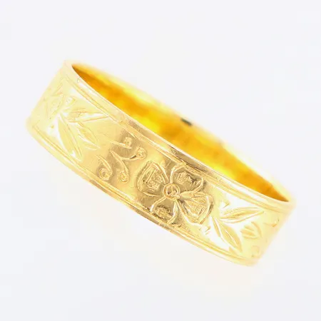 Ring mönster stl:21 bredd 6mm 18K.  Vikt: 4,7 g