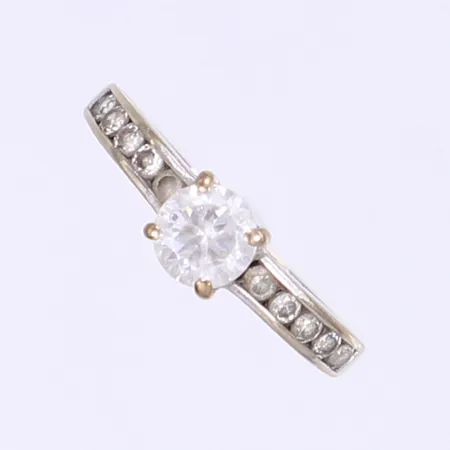 Ring med vita stenar stl: 15¾ bredd 1-5mm GHA gravyr 18K Vikt: 1,5 g