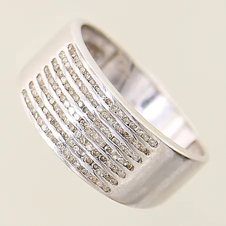 Ring med diamanter ca 119xca 0,005ct stl:19½ bredd 4,1mm vitguld, repig 18K Vikt: 4,2 g
