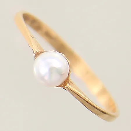 Ring med odlad pärla stl:17¼ bredd 1,7mm 18K  Vikt: 1,2 g