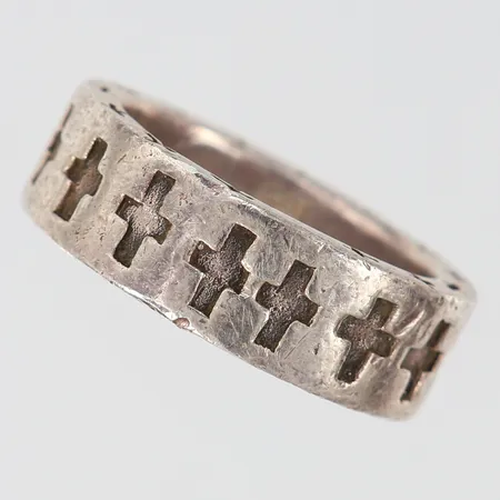 Ring med dekor med kors stl:19 bredd 7,5mm bucklor Silver 925/1000.  Vikt: 12,6 g