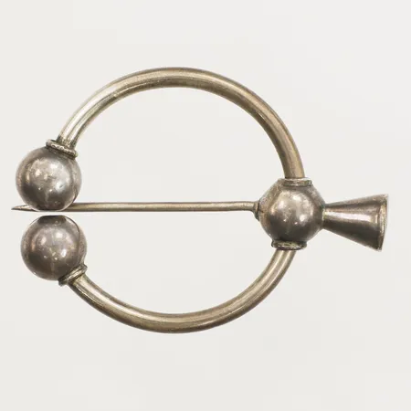 Dräktsmycke längd 10cm bredd Ø4,7cm, G Å 1908 silver 830/1000 Vikt: 11,4 g