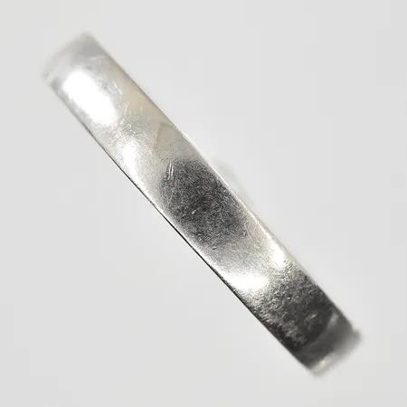 Ring stl 19¼, bredd 3 mm, gravyr, vitguld, 18K. Vikt: 4,9 g