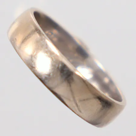 Ring vitguld slät stl. 17½, gravyr, 18K Vikt: 5,6 g