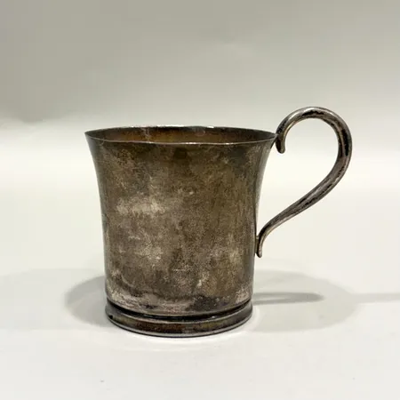 Bägare med handtag höjd 6,5-8cm bucklig gravyr silver 830/1000 Vikt: 110,5 g