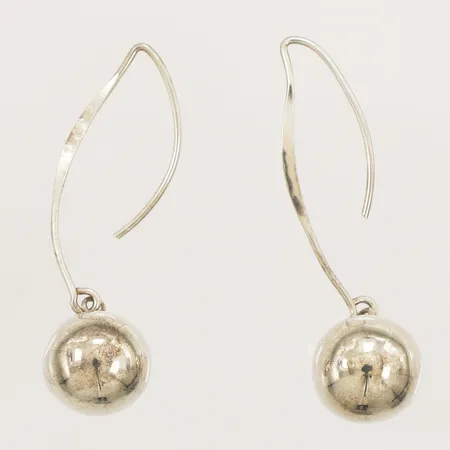 Ett par örhängen med kula, längd 50mm Ø14mm, GHA silver 925/1000 Vikt: 5,2 g