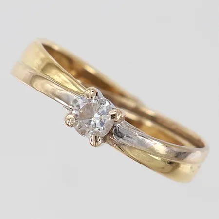 Ring med vit sten, Guldfynd, stl 18, bredd ca 3-4mm, tvåfärgat, något buckligt, 18K Vikt: 1,1 g