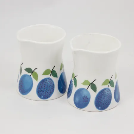 2 Mjölkkannor modell Prunus av Stig Lindberg höjd 7cm, ena märkt 555, Gustavsberg, porslin