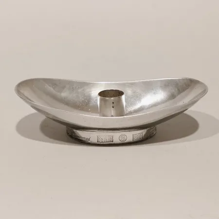 Ljusstake längd 9,5cm, bredd 2,5-4,3cm, Nils-Börje Silversmed N.B. Design Sala 2000, silver 925/1000 Vikt: 67,5 g