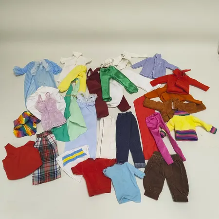 Diverse Barbiekläder, klänningar, tröjor, toppar, pyjamasar, olika typer av byxor, kjol, använt skick defekter förekommer