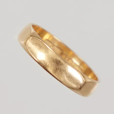 Ring facetterad stl:16¾, bredd 3,9mm, gravyr, 18K Vikt: 2,9 g
