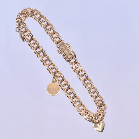 Armband Bismarck med 3 berlocker längd 18,5 cm, bredd 6 mm 18K. Vikt: 17 g