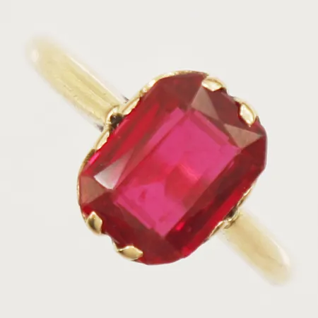 Ring med syntetiskt rubin stl:17¼ bredd 1,8mm 18K bruttovikt 3,5g Vikt: 3,5 g